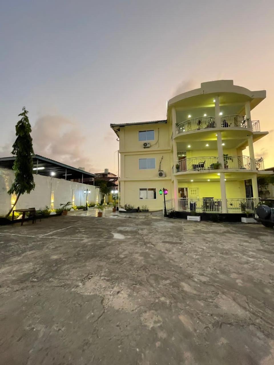 Sky Inn Hotel Freetown Exterior photo